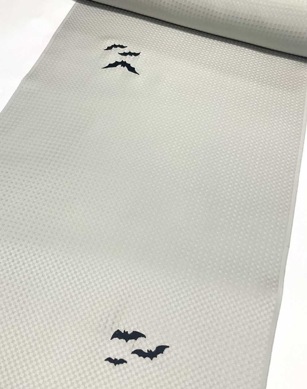 刺繍のコウモリ